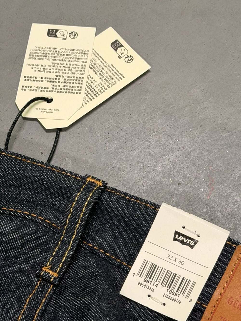 Levi's 501 Original Selvedge Denim Jeans - Picture 5 of 10